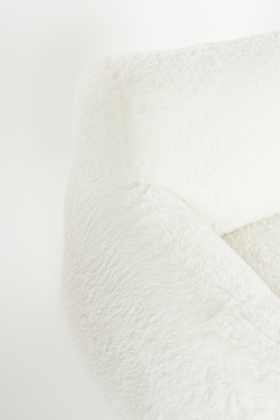 Cuddle the yeti fauteuil/ loungestoel pluche wit
