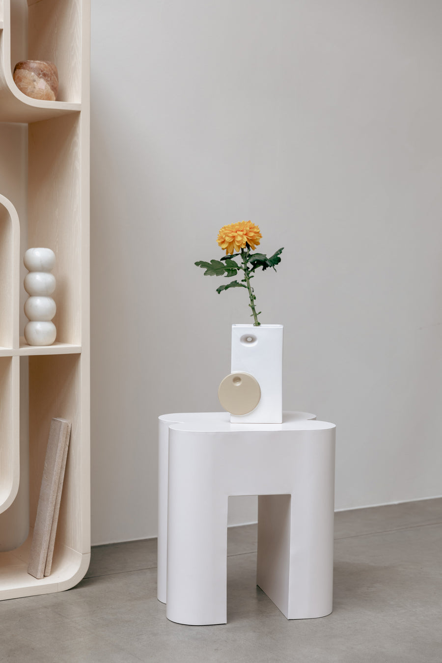Shape krukje/ bijzettafel beige