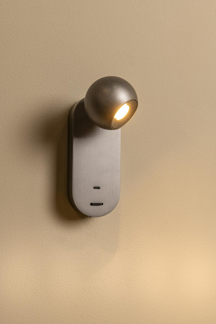 Lucide MONTANA LED-wandlamp met USB-poort, 6 W, 2700–4000 K, ijzergrijs