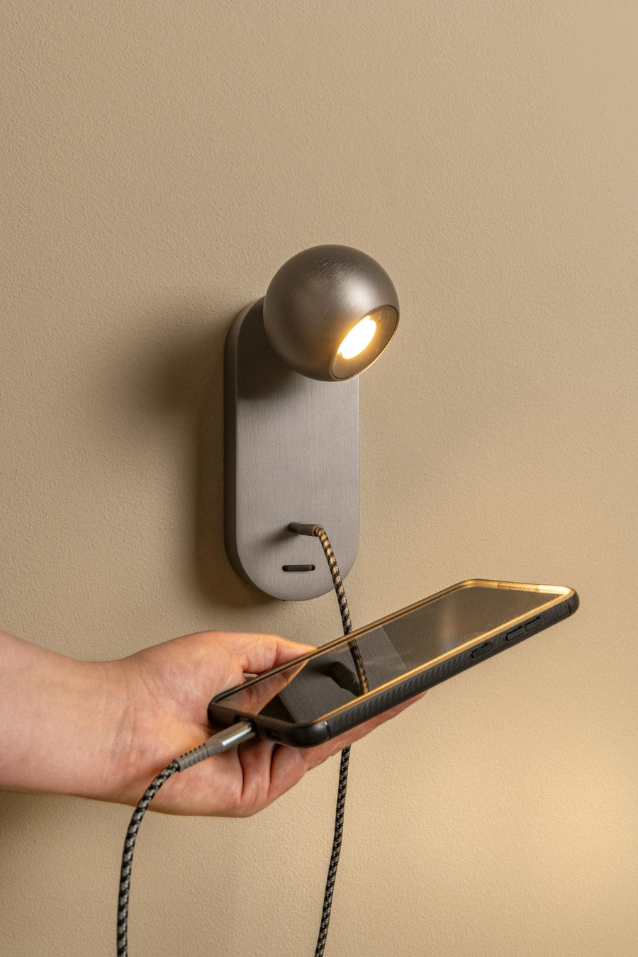 Lucide MONTANA LED-wandlamp met USB-poort, 6 W, 2700–4000 K, ijzergrijs