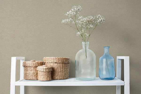 Grandeco Asperia uni metallic goudbeige – sfeerbeeld