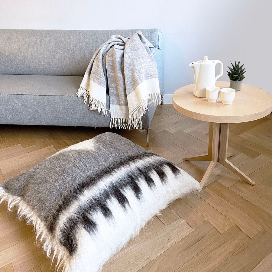 Malagoon vloerkussen triangle - grijstinten - 90x90cm 100% wol