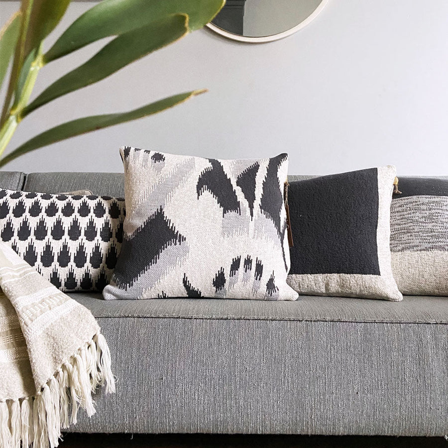 Malagoon sierkussen ikat - antraciet - 50x50cm 100% biologisch katoen