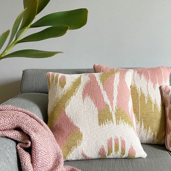 Malagoon sierkussen ikat - roze - 50x50cm 100% biologisch katoen