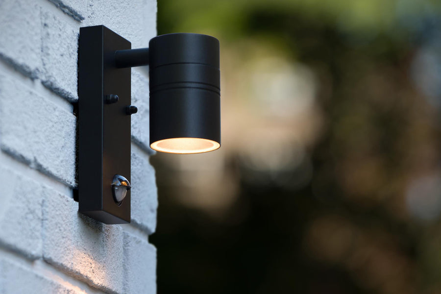 Lucide ARNE-LED wandspot voor binnen en buiten met bewegings- en dag-nachtsensor Ø 6,3 cm, GU10, 5 W, IP44, zwart