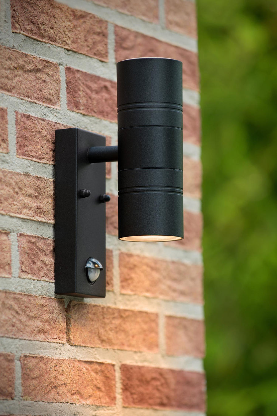 Lucide ARNE-LED wandspot voor binnen en buiten met bewegings- en dag-nachtsensor Ø 6,3 cm, 2 × GU10, 2 × 5 W, IP44, zwart