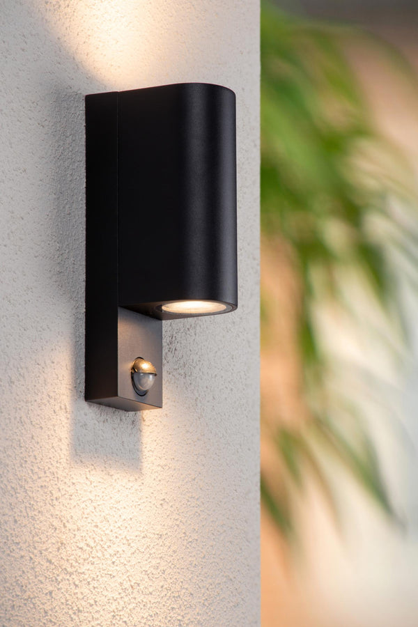 Lucide ZARO wandspot voor binnen en buiten met bewegings- en dag-nachtsensor 2 × GU10, IP65, zwart