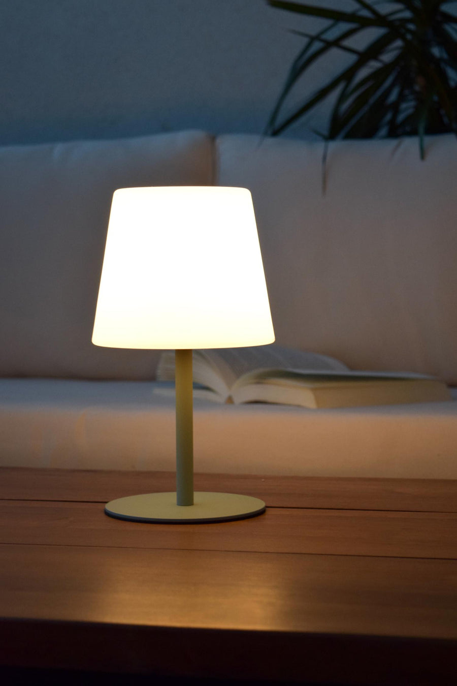Lucide TYON oplaadbare LED-tafellamp voor binnen en buiten met dimfunctie, 2 W, IP65, groen