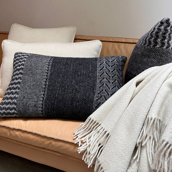 Malagoon sierkussen uptown - zwart - 35x60cm 100% wol