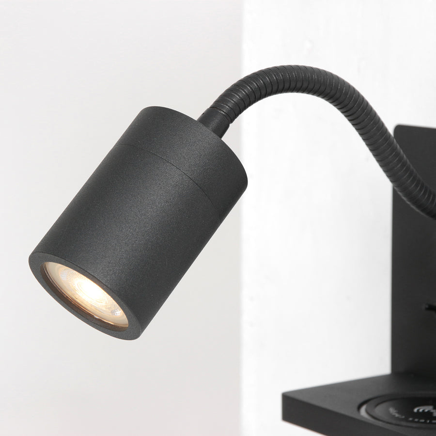 Wandlamp upround 3654zw zwart met draadloze telefoonlader