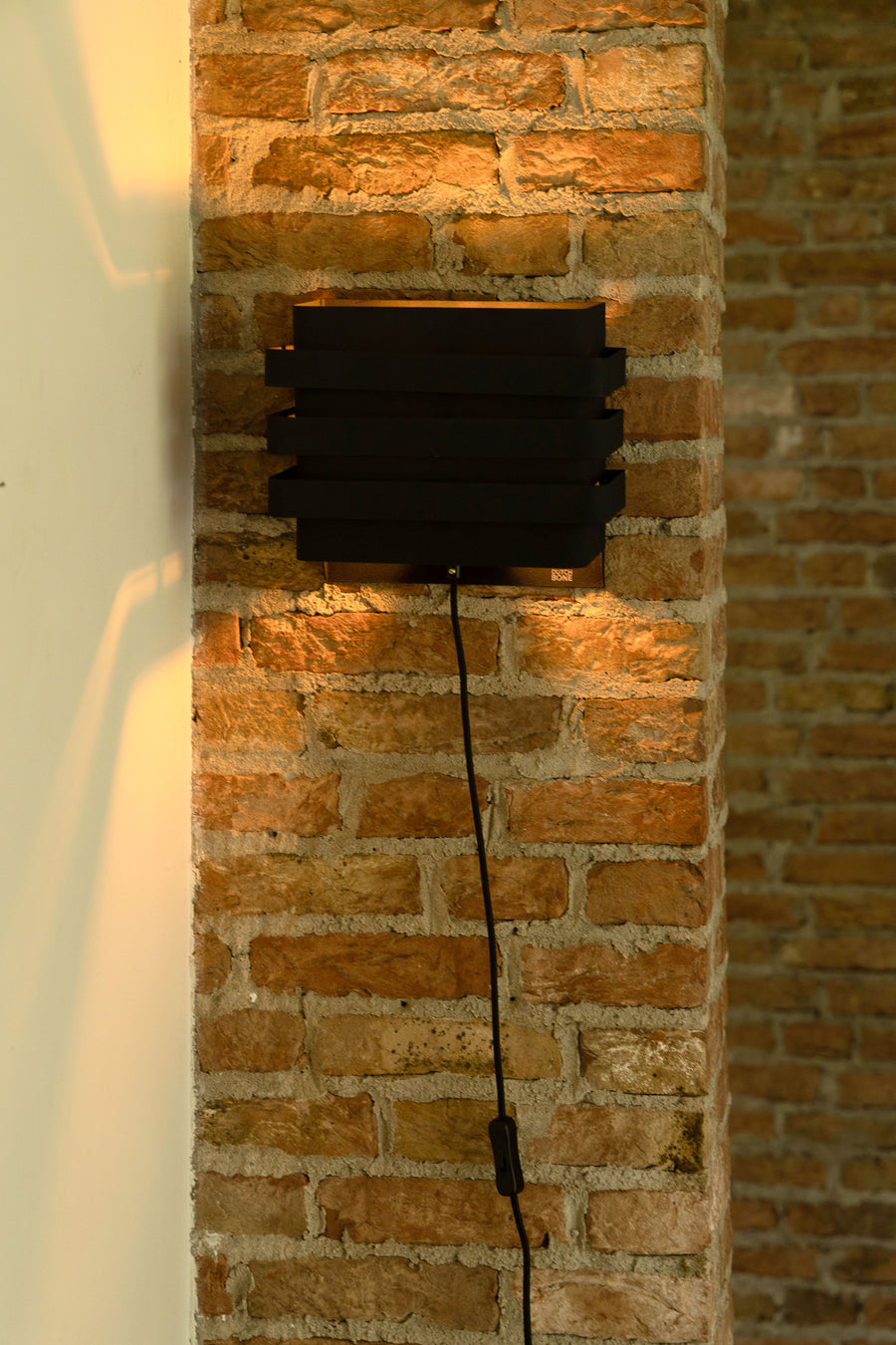 Dumont wandlamp zwart