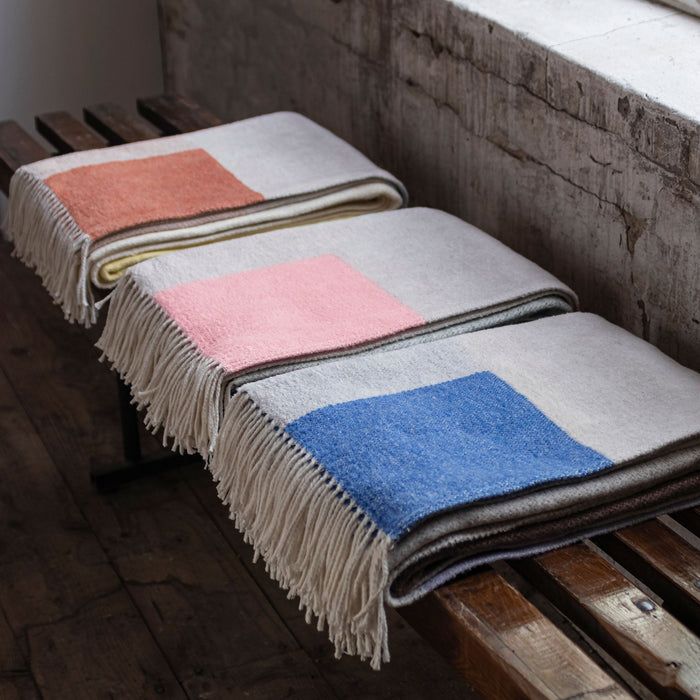BRICK throw 125x190 Lila
