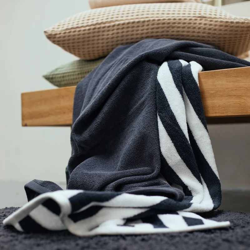 Verona stripes Off black 198 guesttowel 30x50