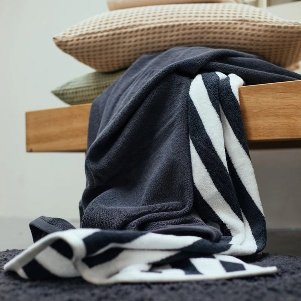 Verona stripes Off black 198 showertowel 70x140