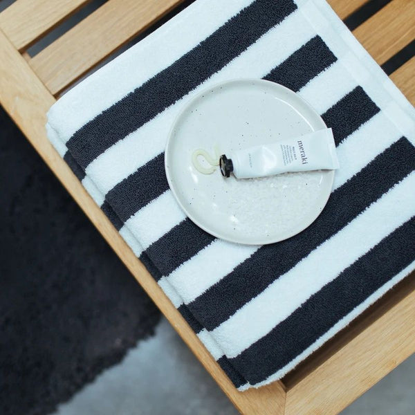 Verona stripes Off black 198 showertowel 70x140