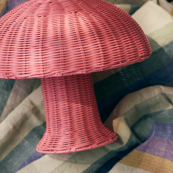 Rattan table lamp blush