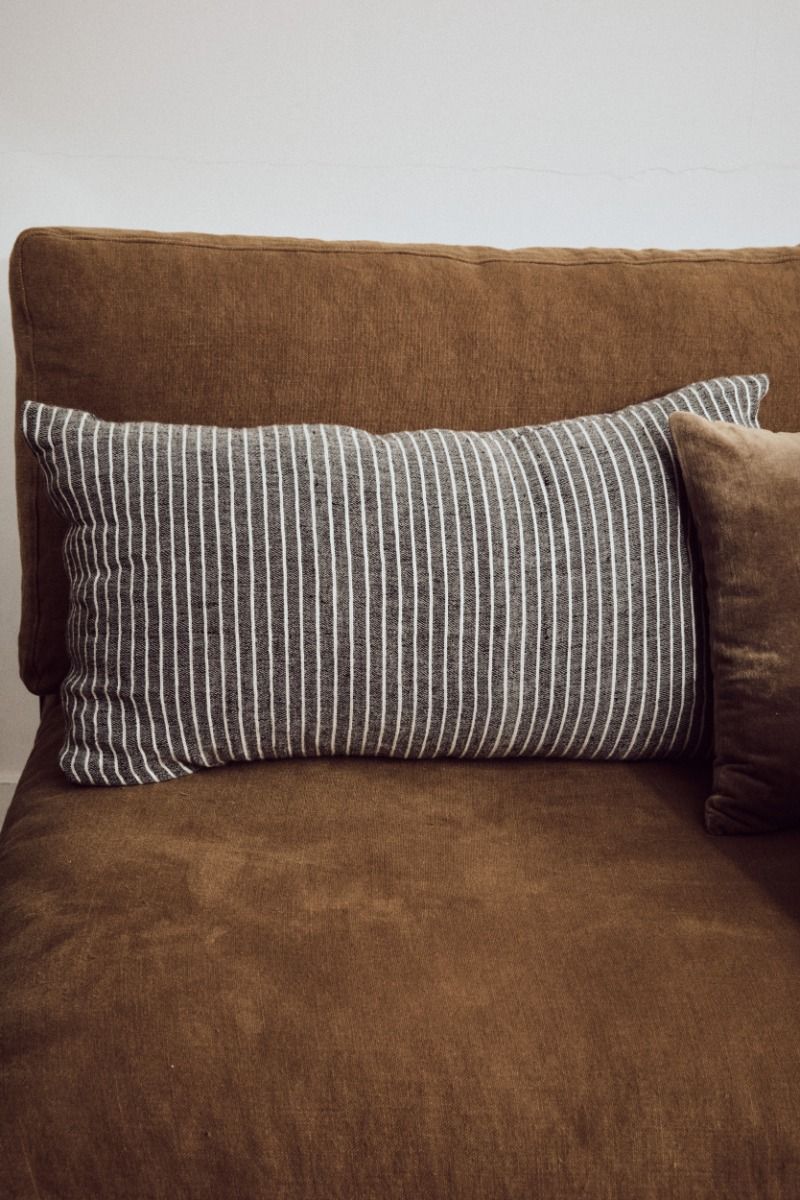 Striped cushion monochrome (70x40cm)