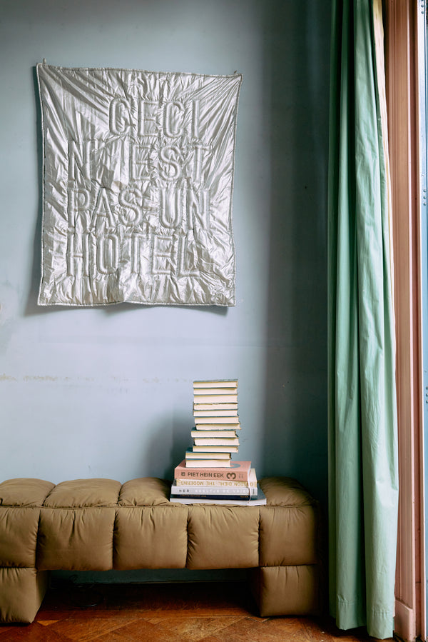 Wanddecoratie 'Ceci n'est pas un hôtel'