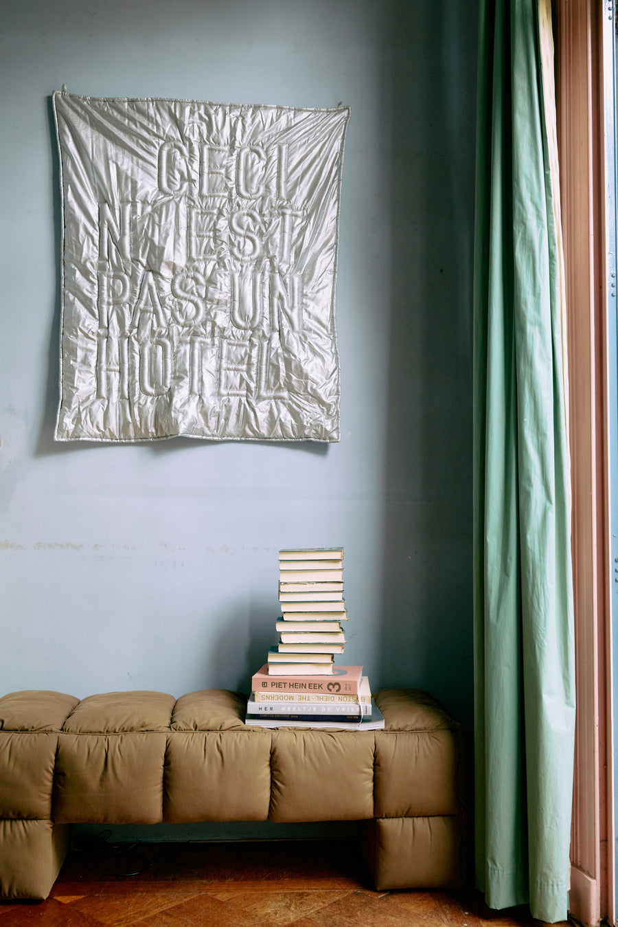 Wanddecoratie 'Ceci n'est pas un hôtel'