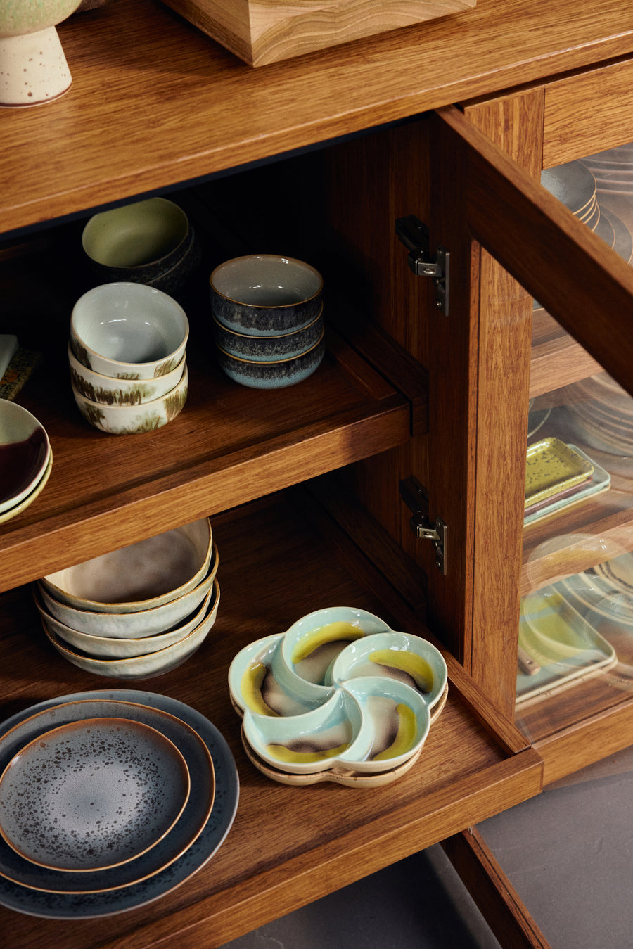 Snackboard 70s ceramics glint