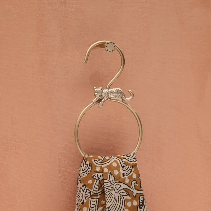 Jenna Leopard round hanger