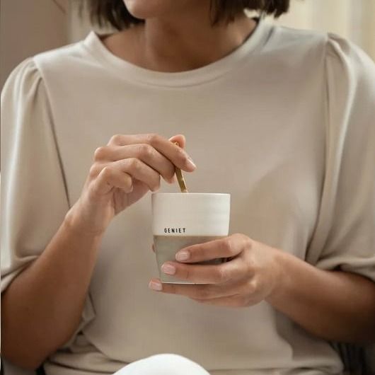 Koffiemok geniet wit/zand