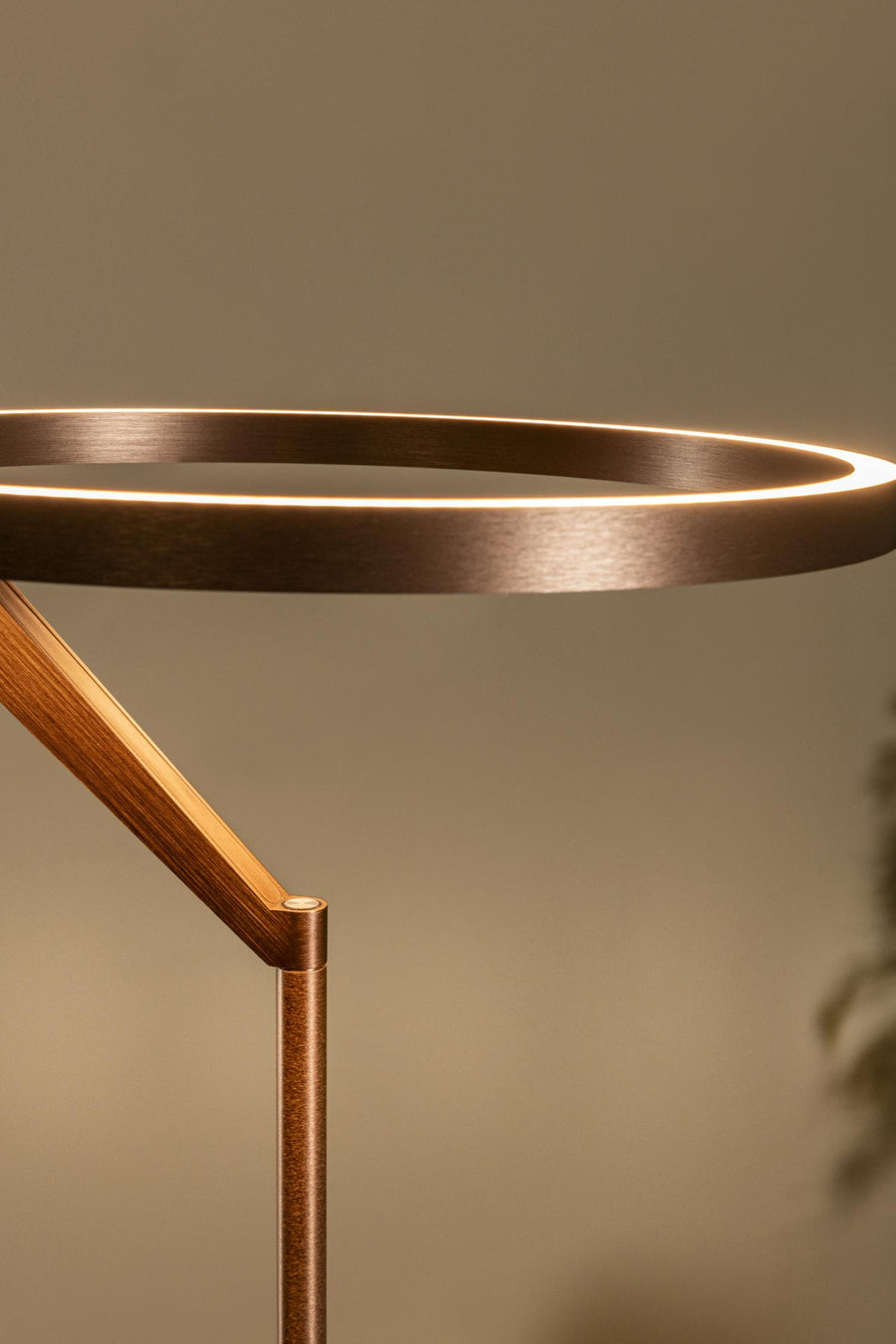 Lucide APPLAUSE dimbare LED-vloerlamp Ø 33 cm, 2700–4000 K, koffie