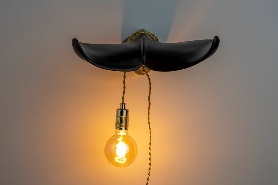 The tail will follow wandlamp zwart