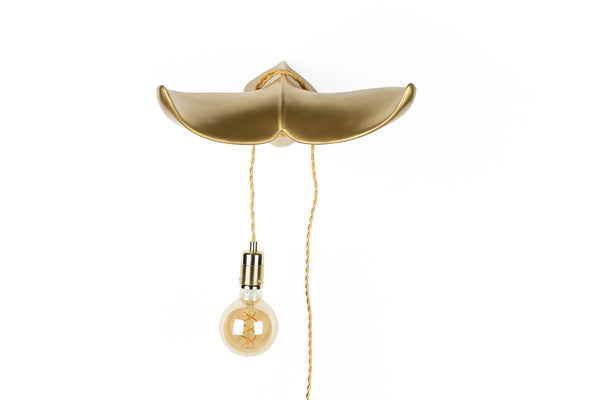 The tail will follow wandlamp goud