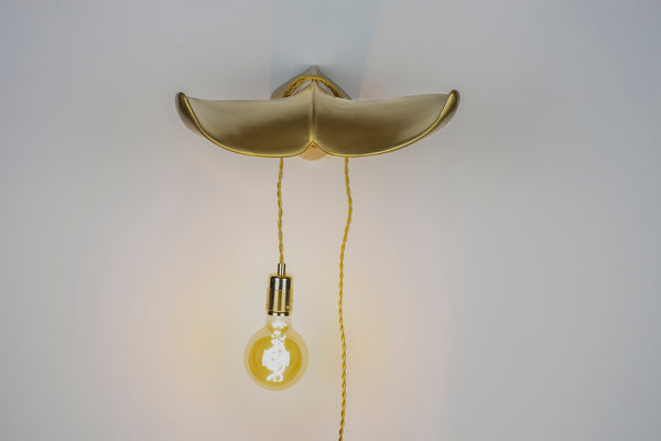 The tail will follow wandlamp goud