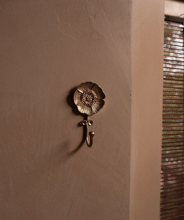 Mia Poppy Hook